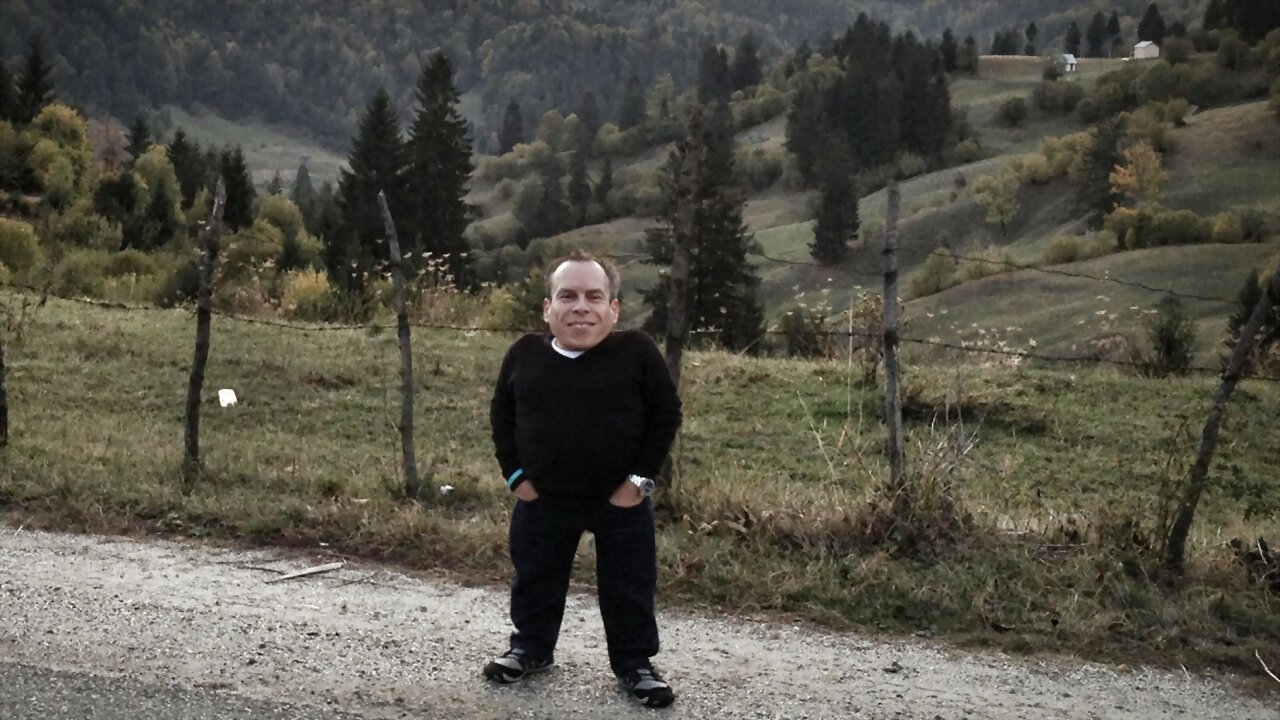 Warwick Davis and the Seven Dwarfs of Auschwitz